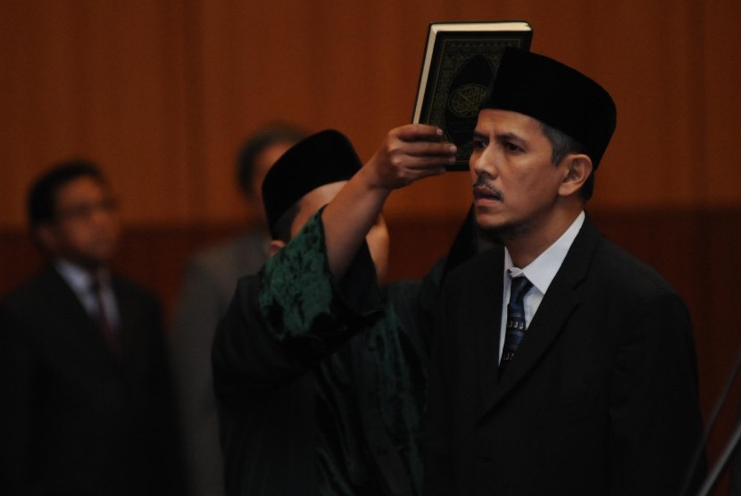  Pakar ekonomi, Anggito Abimanyu dilantik menjadi Dirjen Penyelenggara Haji dan Umroh Kementerian Agama (Kemenag) di Kantor Kemenag, Jakarta, Selasa (26/6). (Aditya Pradana Putra/Republika)