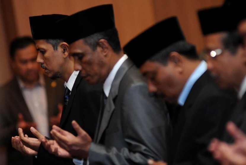  Pakar ekonomi, Anggito Abimanyu (paling kiri) berdoa usai dilantik menjadi Dirjen Penyelenggara Haji dan Umroh di Kantor Kemenag, Jakarta, Selasa (26/6). (Aditya Pradana Putra/Republika)