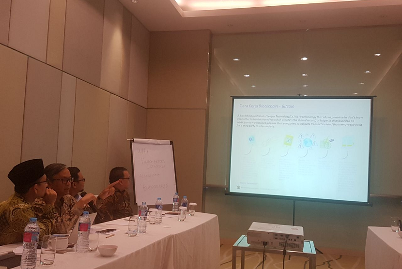 Pakar fiqih muamalah Ust Oni Sahroni (tengah) menjelaskan pandangannya tentang uang digital dari sisi syariah dalam diskusi terfokus tentang uang virtual di Cikini, Jakarta, Kamis (25/1).