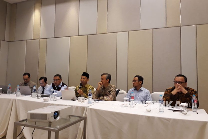 Pakar fiqih muamalah Ust Oni Sahroni (tengah) menjelaskan pandangannya tentang uang digital dari sisi syariah dalam diskusi terfokus tentang uang virtual di Cikini, Jakarta, Kamis (25/1).