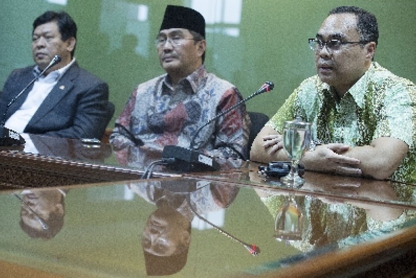 Pakar hukum internasional Hikmahanto Juwana (kanan).