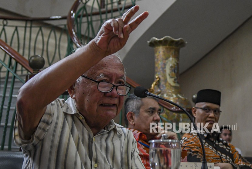 Pakar Hukum Laut Internasional Hasjim Djalal (kiri) meninggal.