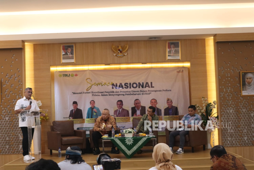 Pakar hukum pidana dari Fakultas Hukum Universitas Muhammadiyah Jakarta (FH UMJ) Chairul Huda saat menjadi pembicara Seminar Nasional yang digelar oleh Badan Eksekutif Mahasiswa UMJ pada Jumat (28/02/2025).