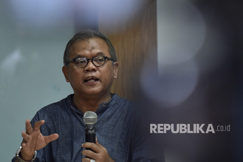 Pakar Hukum Pidana dari Universitas Trisakti, Abdul Fickar Hadjar menjadi pembicara pada diskusi yang diprakarsai oleh Indonesia Corruption Watch (ICW) di Jakarta, Minggu (30/7). 