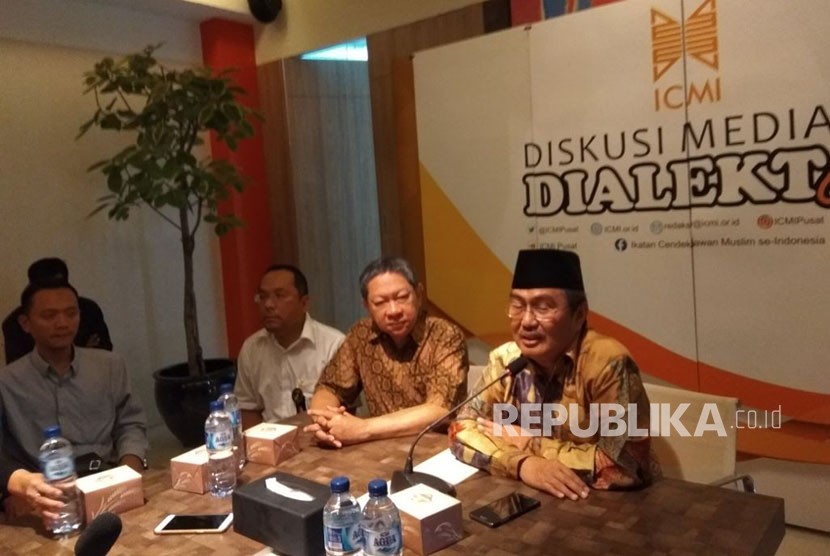 Pakar Hukum Tata Negara,  Jimly Asshiddiqie, saat diskusi di Kantor Operasional ICMI, Menteng,  Jakarta Pusat,  Jumat (16/3). Jimly menegaskan hak cuti kampanye bagi capres pejawat bisa tidak digunakan. 