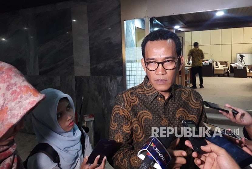 Pakar Hukum Tata Negara, Refly Harun sesaat setelah menghadiri Rapat Dengar Pendapat bersama Komisi II DPR-RI tentang Perppu Ormas di Gedung Nusantara, Komplek Parlemen Senayan, Rabu, (18/10).