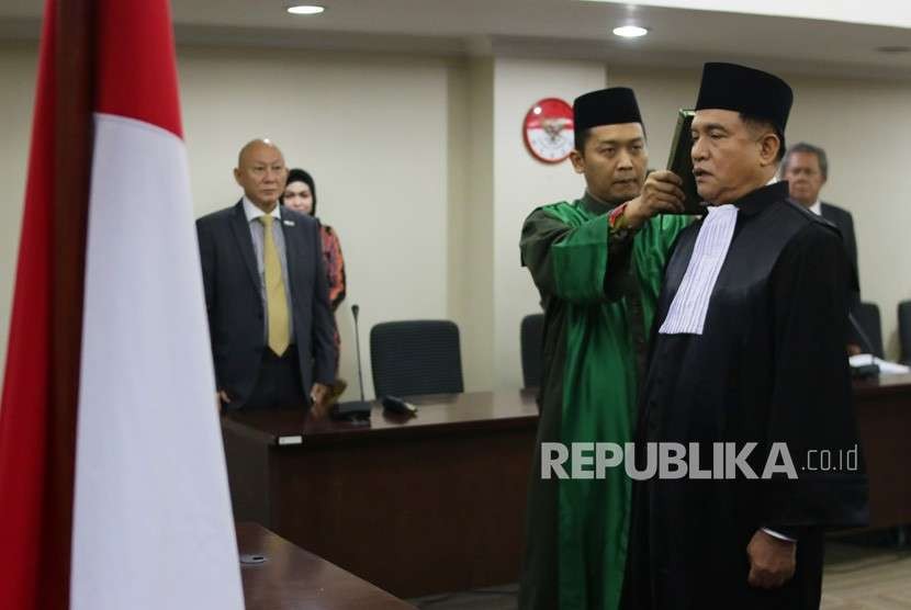 Pakar Hukum Tata Negara Yusril Ihza Mahendra (kanan) mengucapkan sumpah advokat di Pengadilan Tinggi Jakarta, Jumat (21/9).