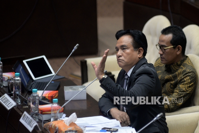 Pakar hukum tata negara Yusril Ihza Mahendra memberikan pandangan ketika mengikuti rapat dengar pendapat umum (RDPU) dengan Komisi II DPR di Kompleks Parlemen, Senayan, Jakarta, Rabu (18/10). 