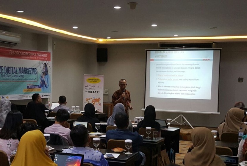 Kepala Operasional  Republika Online (ROL) Slamet Riyanto mengisi seminar mengenai pentingnya digital marketing bagi para travel Muslim, di Jakarta, Ahad (18/2).