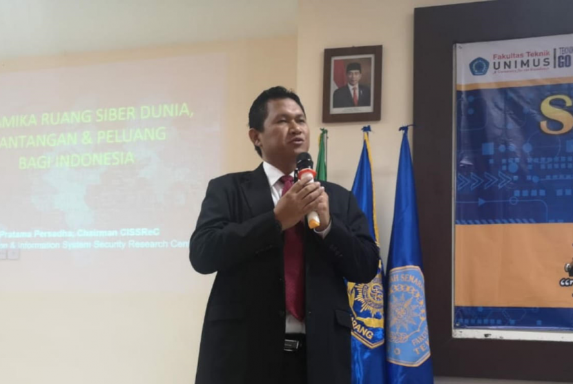 Pakar keamanan siber , Pratama Persadha berbicara di Seminar Nasional Keamanan Siber Universitas Muhammadiyah Semarang (Unimus), Kamis (27/2).