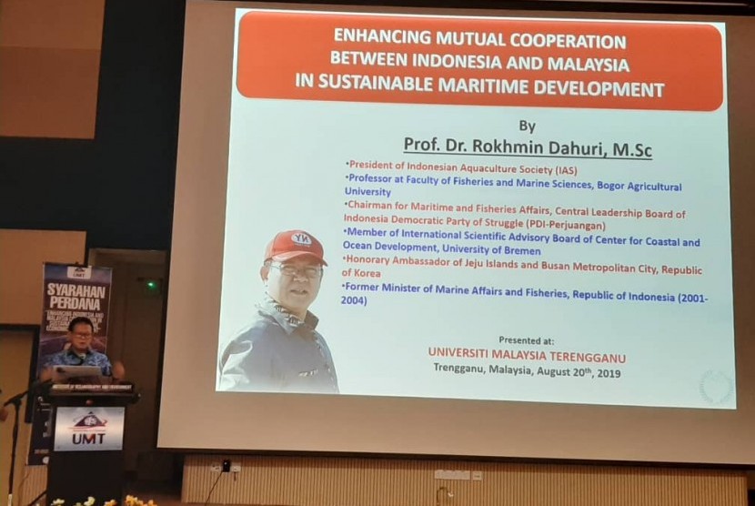 Pakar kelautan dan perikanan IPB, Prof Rokhmin Dahuri menyampaikan presentasi di UMT, Malaysia.
