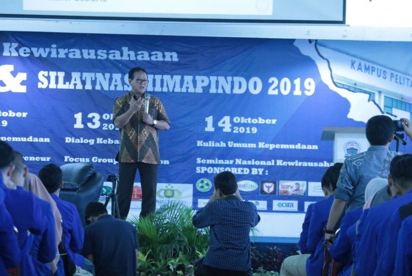 Pakar kelautan dan perikanan, Prof Dr Ir Rokhmin Dahuri MS mengisi ceramah pada Siltanas Himapindo di Bekasi, Ahad (13/10).