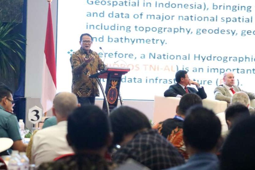 Pakar kelautan dan perikanan, Prof Rokhmin Dahuri memberikan pemaparan pada seminar internasional mengenai hidrografi di Jakarta, Senin (17/9).