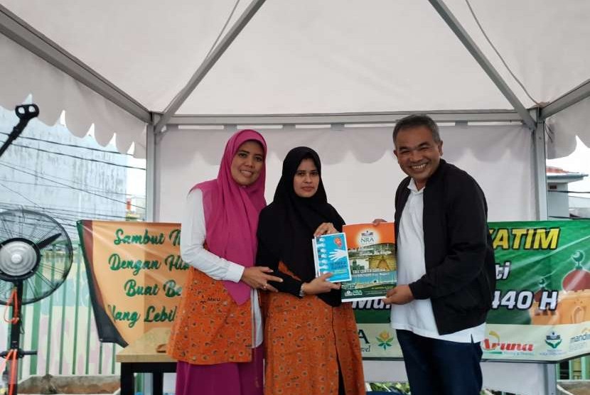 Pakar komunikasi, Aqua Dwipayana (kanan) menyerahkan dua buku kepada Direktur Marketing NRA Group Indah Jamhari dan Direktur Produksi Jumiati Sunduseng.