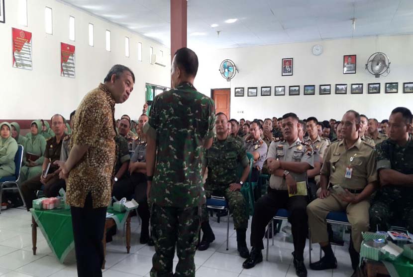 Pakar komunikasi Aqua Dwipayana (kiri) saat tampil di salah satu sesi sharing komunikasi dan motivasi di Jawa Tengah, Selasa (24/5).