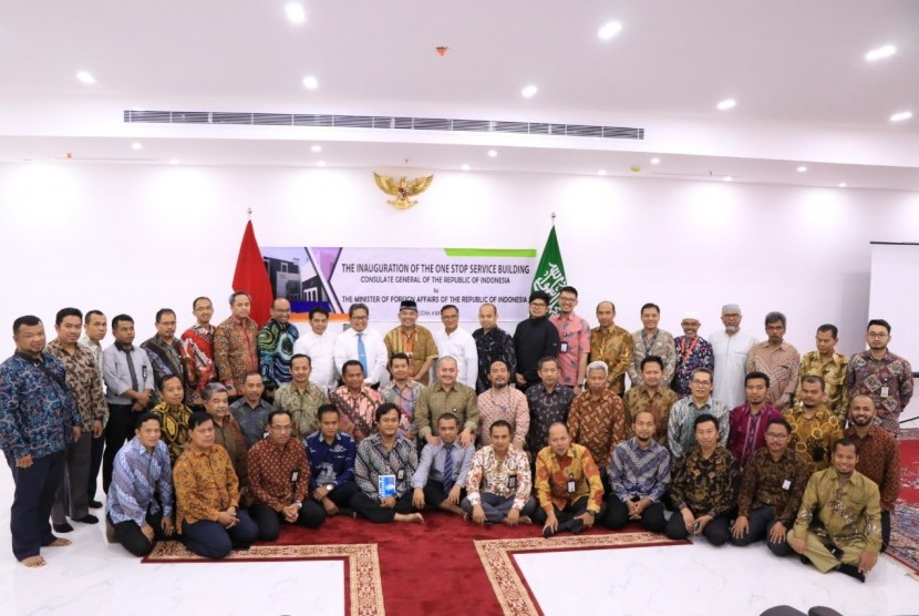 Pakar komunikasi, Dr Aqua Dwipayana (belakang, tengah, berpeci) berfoto bersama seusai melaksanakan sharing komunikasi dan motivasi di KJRI Jeddah.