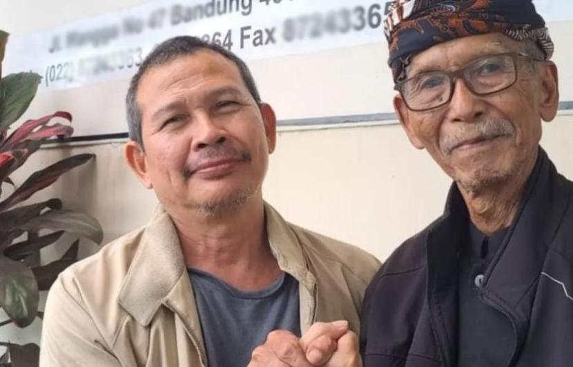 Pakar Komunikasi Politik Unisba Prof Dr Septiawan Santana Kurnia (kiri) bersama Sesepuh Jawa Barat Abah Landung (kanan) 