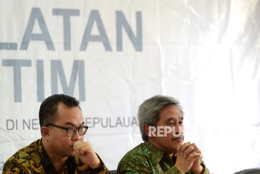 Pakar Maritim Arif Satria bersama Sekjen Kementerian Kelautan dan Perikanan Sjarif Widjaja (dari kiri) menjadi nara sumber saat seminar nasional saat Tanwir Muhammadiyah di Ambon, Maluku, Ahad (26/2).