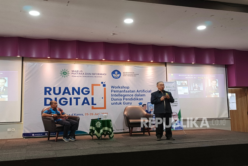 Pakar media digital Dr Makroen Sanjaya saat menjadi pemateri dalam lokakarya Pemanfaatan AI Dalam Dunia Pendidikan untuk Guru di Aula FIP UMJ, Tangerang Selatan, Banten, Kamis (26/6/2025).