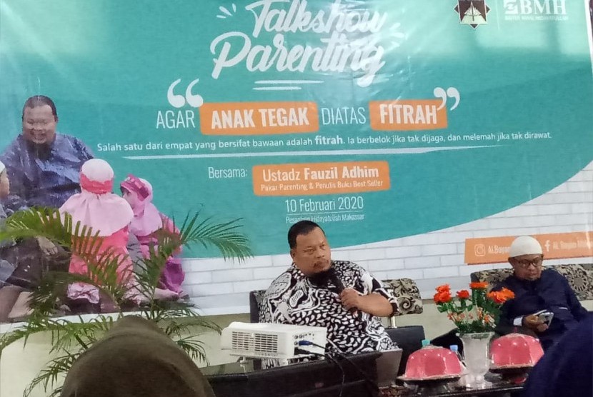 Dua Hal Penting Saat Mendidik Anak. Foto:   Pakar parenting, Muhammad Fauzil Adhim tampil dalam Talkshow Parenting yang diadakan oleh Sekolah Al Bayan Hidayatullah Makassar.