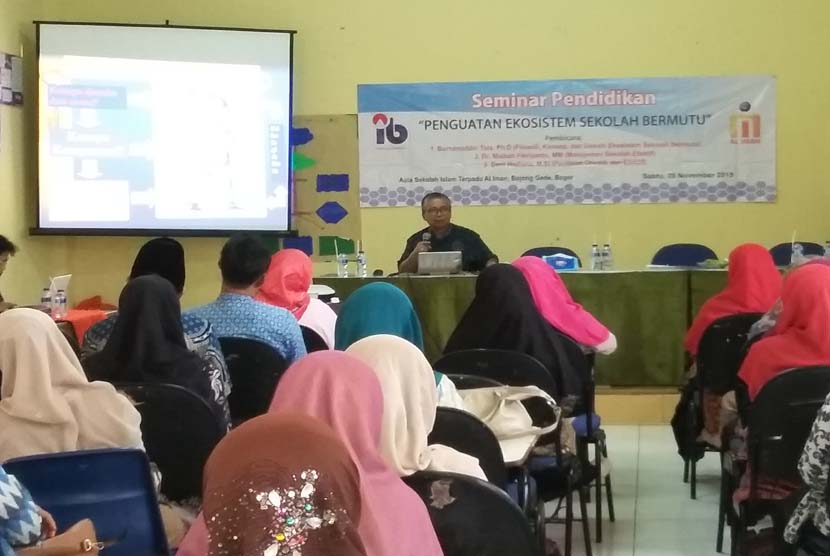 Pakar pendidikan Burhanuddin Tolla PhD memberikan pemaparan pada seminar pendidikan tentang penguatan ekosistem sekolah bermutu di Kampus Perguruan Al-Iman Citayam, Bogor, Jawa Barat, Sabtu (28/11).
