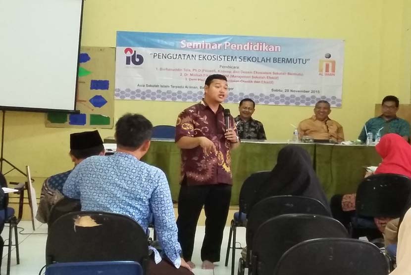 Pakar pendidikan Dr Misbah Fikrianto menyampaikan pemaparan pada   seminar pendidikan bertajuk “Penguatan Ekosistem Sekolah Bermutu” di kampus Perguruan Al-Iman Citayam, Bogor, Jawa Barat, Sabtu (28/11). 