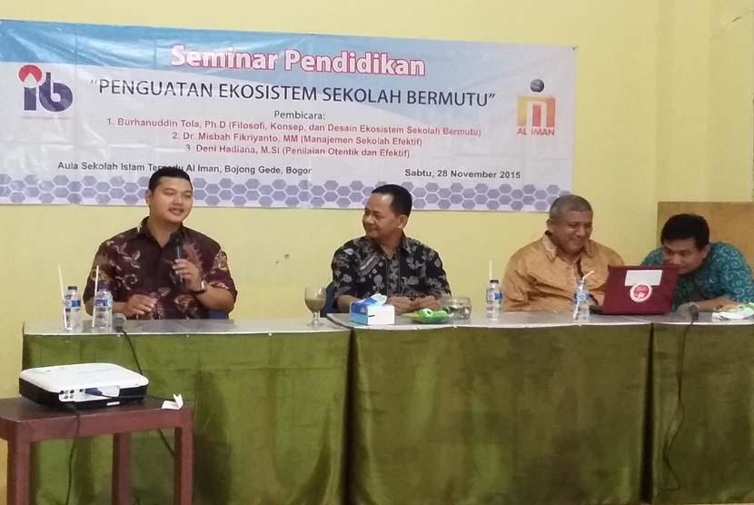 Pakar pendidikan Dr Misbah Fikrianto menyampaikan pemaparan pada seminar pendidikan bertajuk “Penguatan Ekosistem Sekolah Bermutu” di kampus Perguruan Al-Iman Citayam, Bogor, Jawa Barat, Sabtu (28/11). 