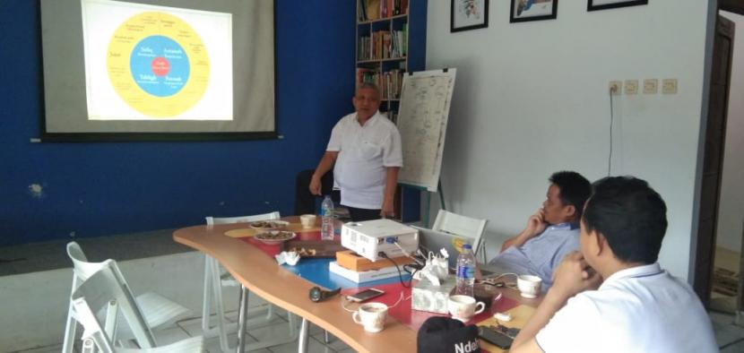 Pakar pendidikan, Zulfikri Anas (berdiri) pada disksusi bulanan yang diadakan Indonesia Emas Institute, akhir pekan lalu.