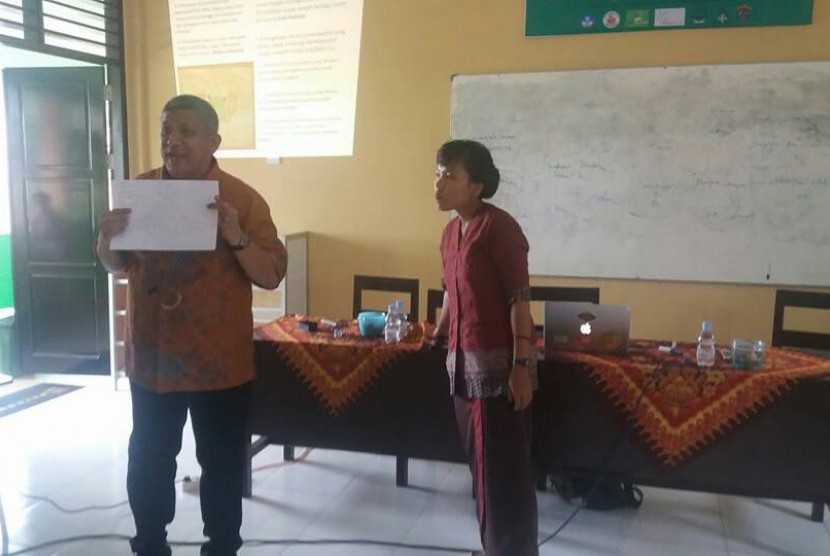 Pakar pendidikan Zulfikri Anas (kiri) mengisi diskusi tentang pendidikan yang diadakan oleh Disdik Pendidikan Kota Tarakan, Kalimantan Utara. 