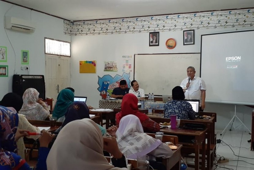 Pakar pendidikan, Zulfikri Anas, memberikan pembekalan kepada para peserta raker Sekolah Islam Terpadu (SIT) Al Iman, Bojonggede, Bogor.