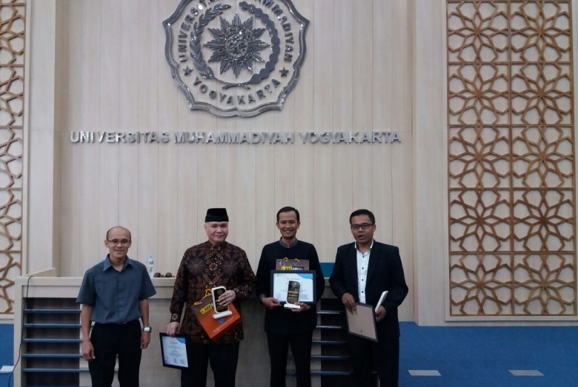 Pakar perbankan syariah A Riawan Amin (kedua dari kiri) dan CEO Amanah Shariah Consulting  Ahmad Ifham Sholihin (kedua dari kanan) menjadi pemateri  seminar nasional perbankan syariah di Universitas Muhammadiyah Yogyakarta, Sabtu (1/4/2017).