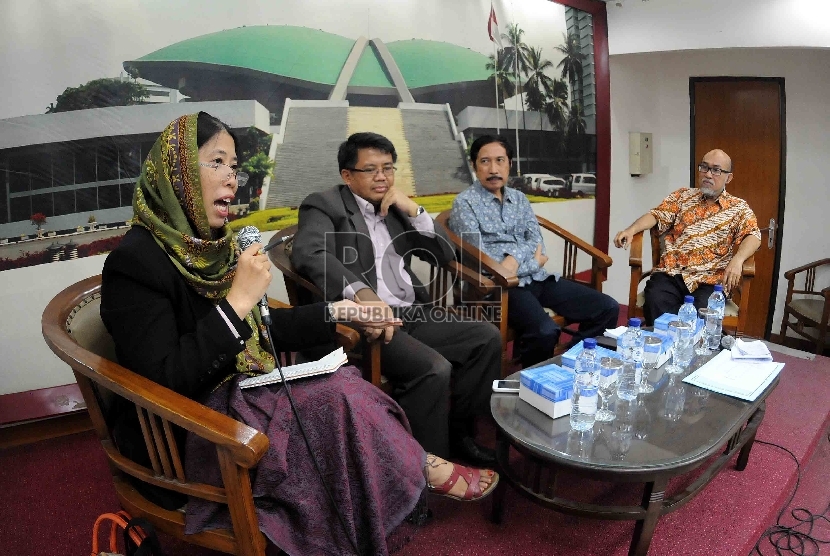 (dari kiri) Pakar politik UI Chusnul Mar'iyah, Wakil Ketua Komisi X DPR Sohibul Iman dan Pengajar UIN Syarif Hidayatulloh Musni Umar, saat diskusi di Kompleks Parlemen Senayan, Jakarta Selatan, Kamis (28/5). (Republika/Agung Supriyanto)