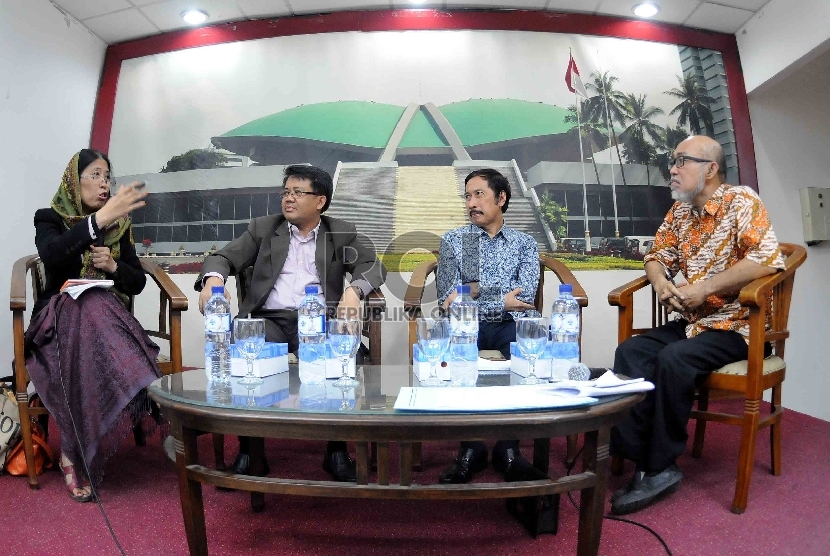  (dari kiri) Pakar politik UI Chusnul Mar'iyah, Wakil Ketua Komisi X DPR Sohibul Iman dan Pengajar UIN Syarif Hidayatulloh Musni Umar, saat diskusi di Kompleks Parlemen Senayan, Jakarta Selatan, Kamis (28/5). (Republika/Agung Supriyanto)