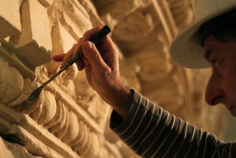 Pakar restorasi Israel menggarap artefak bagian dari makam Raja Herodes, salah satu koleksi di Museum Israel.