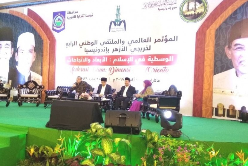Pakar tafsir Alquran M Quraish Shihab dan Gubernur NTB Zainul Majdi dalam Silaturahim Nasional Alumni al-Azhar