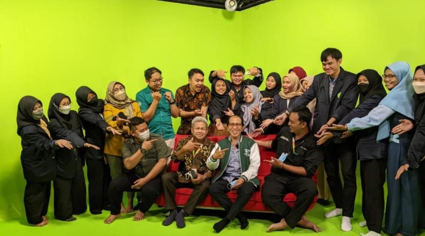 Pakar televisi Indonesia, Ishadi SK, saat mengisi DIBKOM#11 di Unisa Yogyakarta.