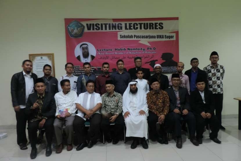 Pakar wakaf asal Bahrain, Dr Habib Namlaity (duduk, keempat dari kanan) bersama peserta studium general Sekolah Pasasarjana Universitas Ibnu Khaldun (UIKA) Bogor.