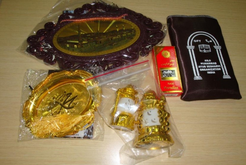 Paket hadiah dari lembaga Seoharvi yang akan dibagikan kepada jamaah haji.