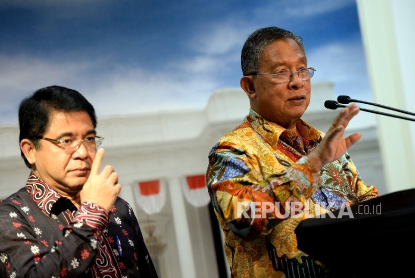  Menko Perekonomian Darmin Nasution (kanan) didampingi Kepala BKPM Franky Sibarani saat memberikan konferensi pers rilis Paket Kebijakan Ekonomi Jilid X di Istana Negara, Jakarta, Kamis (11/2).  (Republika/Wihdan)