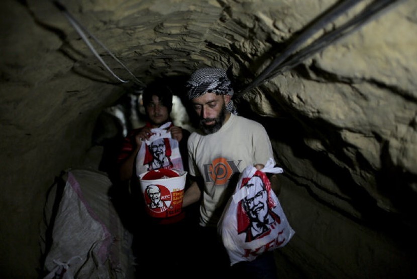 Paket KFC tengah dibawa ke Gaza melalui satu terowongan rahasia