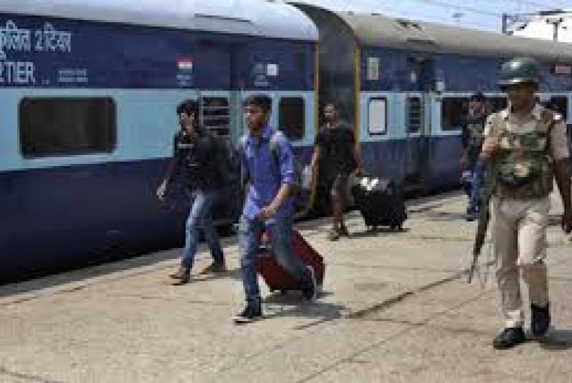 Pakistan hentikan layanan kereta api ke India.