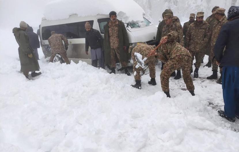 22 Orang Meninggal Membeku karena Terjebak Badai Salju di Pakistan. Pakistan mengerahkan militer untuk membersihkan salju akibat badai di Murree, Ahad (9/1/2022).