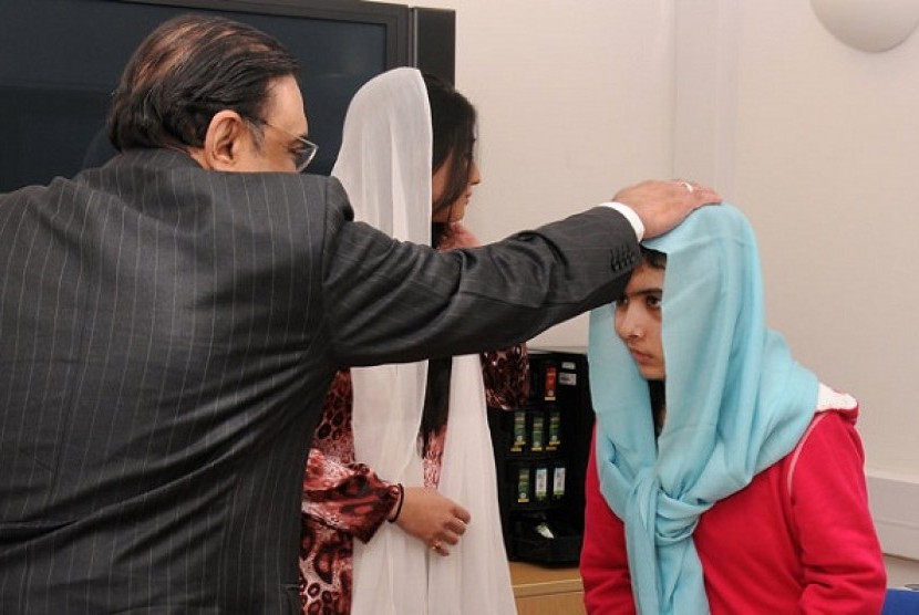 Pakistan's President Asif Ali Zardari (left) and his daughter Asifa Bhutto (center) meet with Malala Yousufzai at the Queen Elizabeth Hospital in Birmingham, England, on Dec 8, 2012. (file photo)  