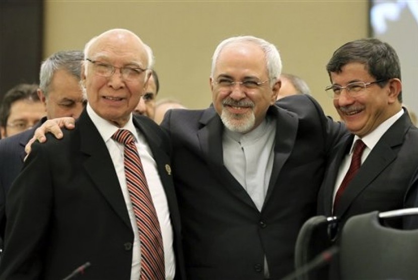Pakistani Foreign Minister Sartaj Aziz (left), Mohammad Javad Zarif, Iran's foreign minister (center), and Ahmet Davutoglu, Turkey's foreign minister pose for a picture during the 21st meeting of the ECO council of ministers in Tehran, Iran on Tuesday, Nov