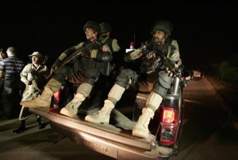 Pakistani soldiers patrol on a vehicle after a suicide bomb attack in Wagah border near Lahore November 2, 2014.