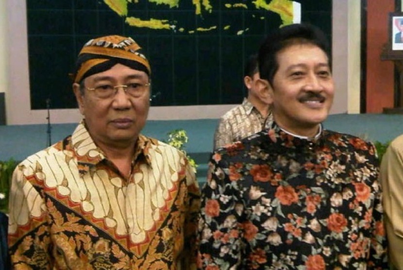 Paku Buwono XIII (kiri) dan Tedjowulan