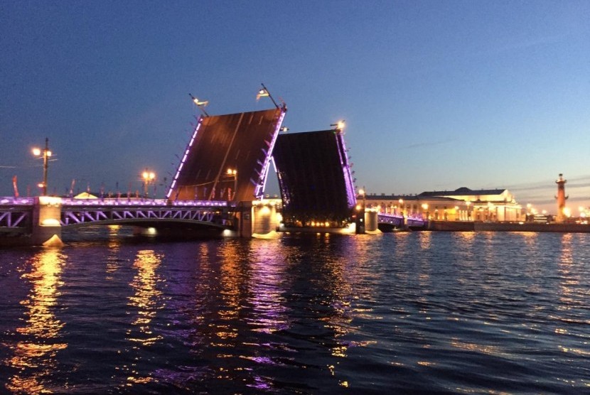 Palace Bridge yang berlokasi di Saint Petersburg, Rusia, Senin (1/7)