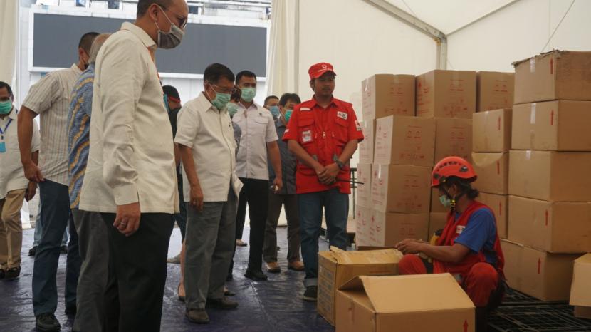 Palang Merah Indonesia menerima penyerahan bantuan dunia usaha melalui Kamar Dagang dan Industri (Kadin) Indonesia bersama APINDO dan Asosiasi sebesar 10 miliar dalam upaya mengatasi wabah virus Corona atau Covid-19.