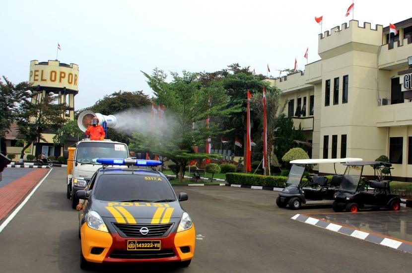 Palang Merah Indonesia (PMI) dalam upayanya mencegah penyebaran virus di kalangan aparat keamanan, melakukan penyemprotan disinfektan di asrama Brimob kelapa 2 Depok. Penyemprotan tersebut berlangsung selama 2 hari yaitu semenjak senin 20 April 2020 dengan mengerahkan 2 unit mobil Gunner. 
