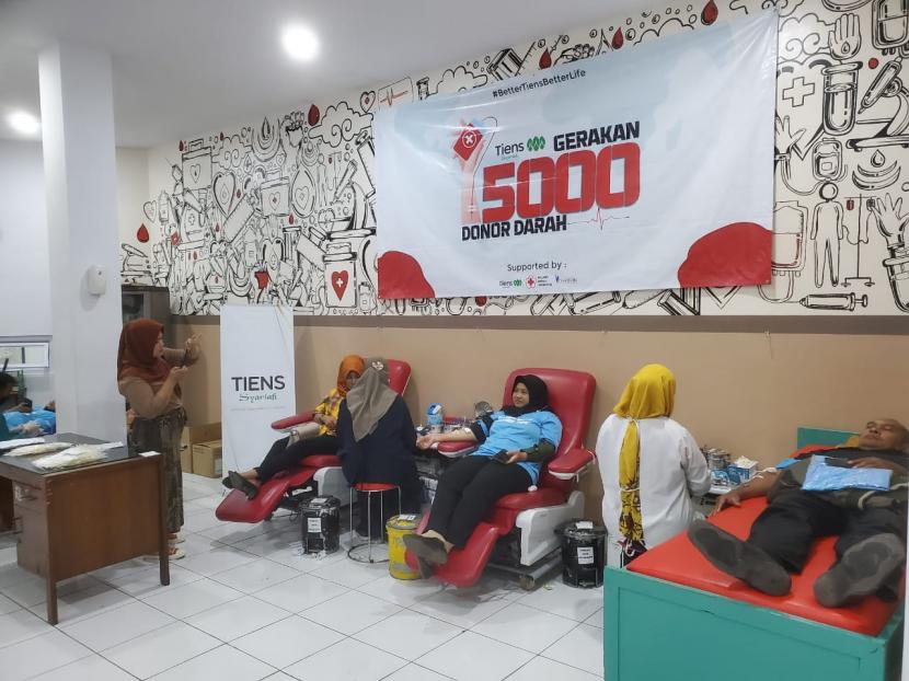 Palang Merah Indonesia (PMI) dan perusahaan yang berfokus pada kesehatan, Tiens, menggelar Gerakan 5.000 Donor Darah di beberapa wilayah Indonesia seperti di Bogor, Cirebon, Bali, Pekanbaru, Makassar, serta kota lainnya.